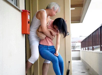 Cô vợ mới cưới bị bố chồng già cưỡng đoạt