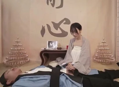 Cô nữ tu quan tâm đến vị đạo sĩ bị thương
