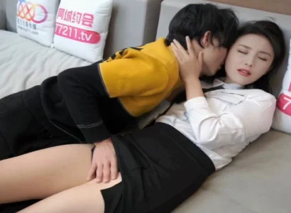 Cô gái văn phòng xinh âm thầm chiều sếp vì tiền