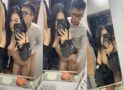Hai bạn trẻ đang làm tình với nhau trước gương