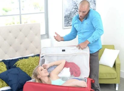 Người mở vali là chi tiết quan trọng